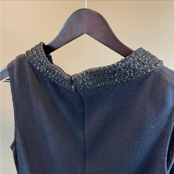 St. John Evening dress, beaded neckline, size 12 - Picture 4 of 6